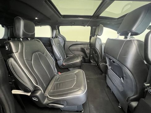 Used 2025 Chrysler Pacifica Limited image 10