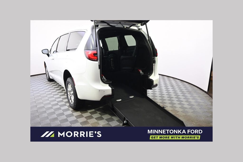 Used 2026 Chrysler Pacifica Select FWD image 1