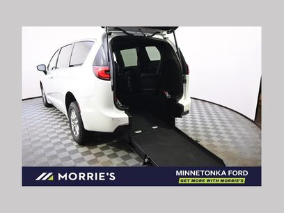 Used 2026 Chrysler Pacifica Select
