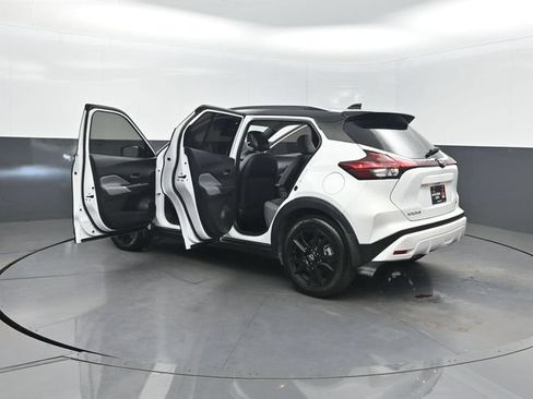 Used 2023 Nissan Kicks SR w/ SR Premium Package FWD image 43