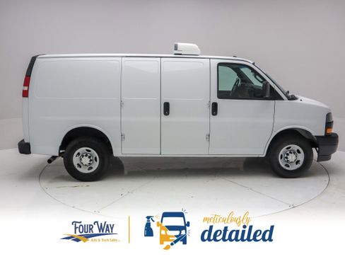Used 2018 Chevrolet Express 3500 w/ Cold Climate Package RWD image 2