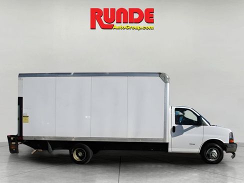 Used 2017 Chevrolet Express 4500 Extended image 3