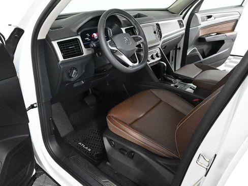 Certified 2022 Volkswagen Atlas SE w/ Black Wheel Package FWD image 16