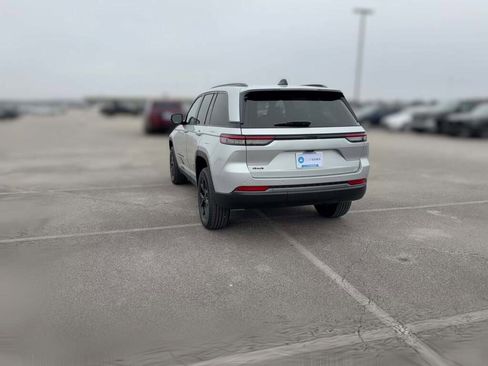 New 2026 Jeep Grand Cherokee Altitude image 9