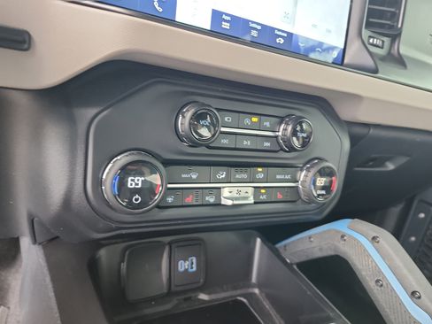 Used 2023 Ford Bronco Wildtrak image 31