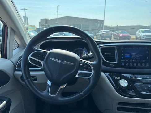 Used 2017 Chrysler Pacifica Touring-L Plus image 18