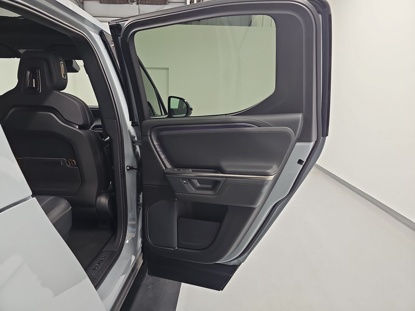 Used 2025 Rivian R1T Adventure Dual AWD/4WD image 19