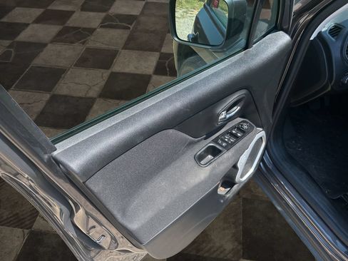 Used 2021 Jeep Renegade Latitude FWD image 18