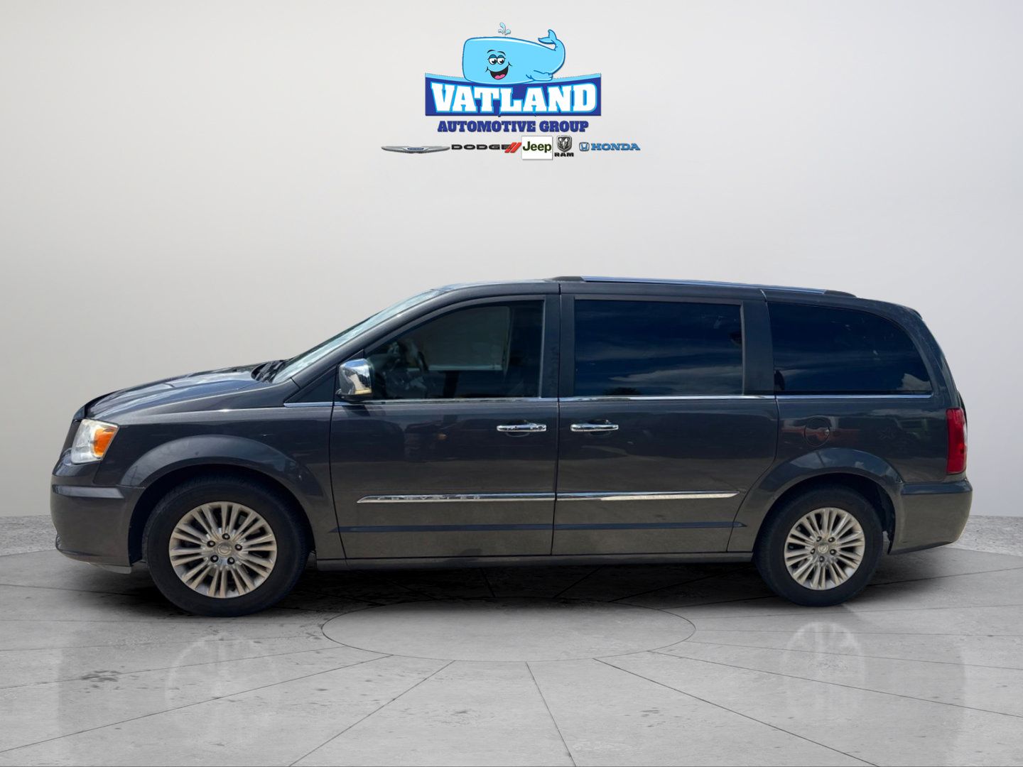 Certified 2016 Chrysler Town & Country Limited FWD image 2