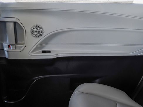 Used 2025 Toyota Sienna XLE image 41