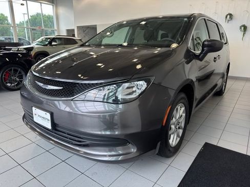 Used 2017 Chrysler Pacifica Touring FWD image 28