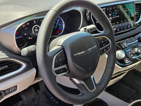 Used 2022 Chrysler Pacifica Touring-L w/ Uconnect Theater Family Group FWD image 19