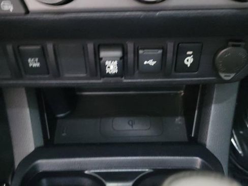 Used 2020 Toyota Tacoma TRD Off-Road AWD/4WD image 21