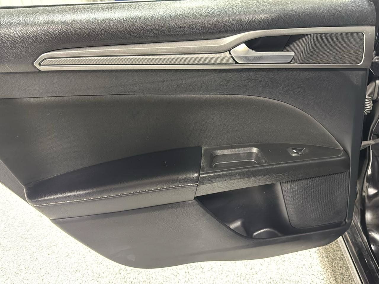 Used 2019 Ford Fusion SE FWD image 9