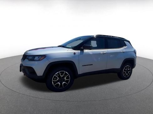 Used 2025 Jeep Compass Trailhawk AWD/4WD image 7
