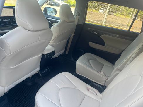 Used 2023 Toyota Highlander Limited AWD/4WD image 13