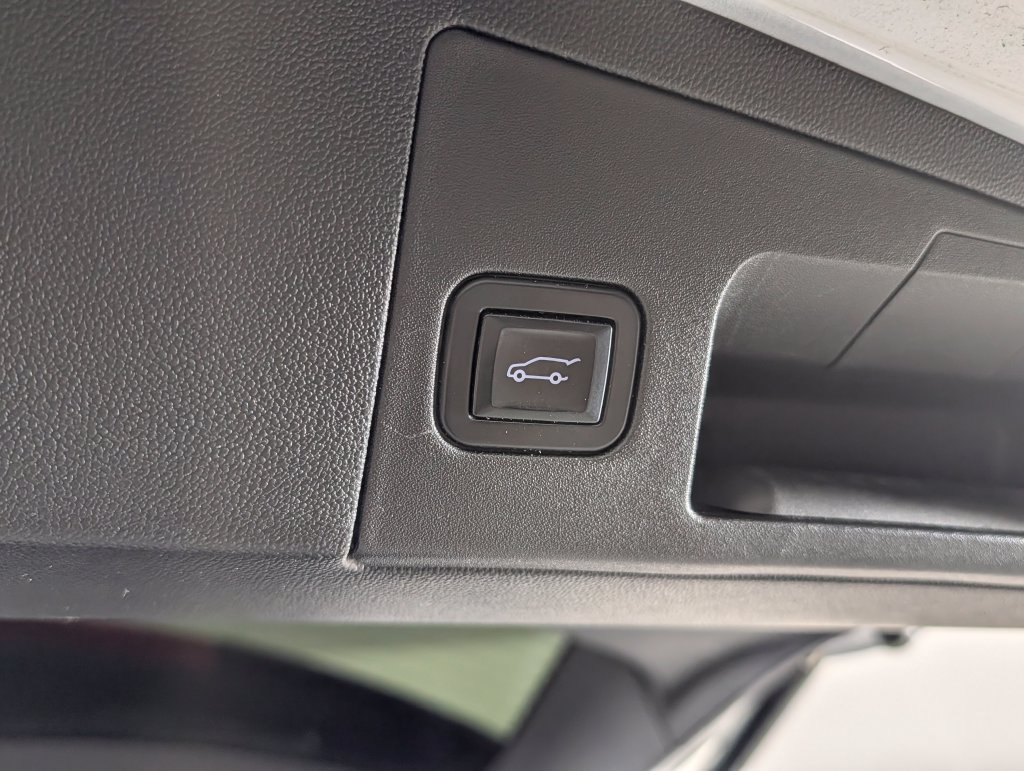 Used 2022 Cadillac XT5 Premium Luxury w/ Technology Package FWD image 18