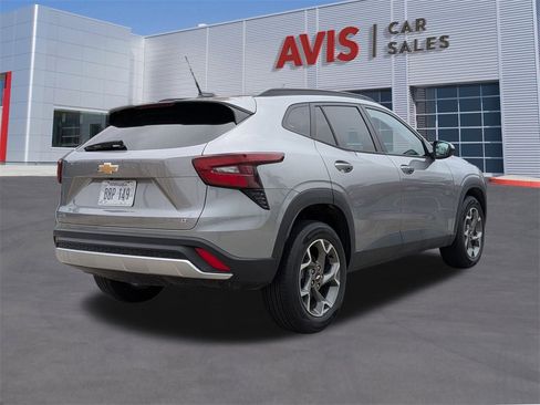 Used 2025 Chevrolet Trax LT w/ LT Convenience Package image 6