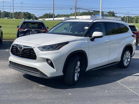 Used 2021 Toyota Highlander Limited FWD image 9