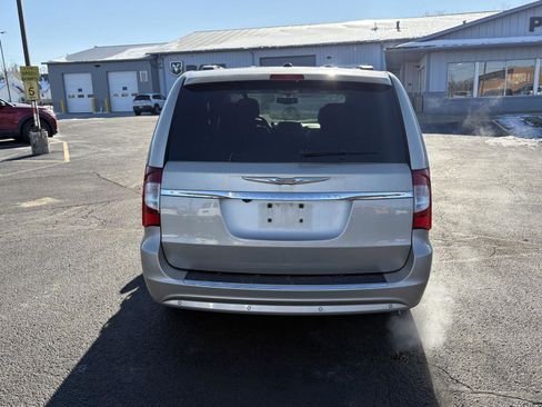Used 2015 Chrysler Town & Country Touring-L w/ Driver Convenience Group image 22