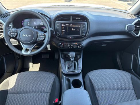 Used 2025 Kia Soul LX w/ LX Technology Package FWD image 28