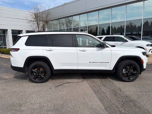 Certified 2024 Jeep Grand Cherokee L Altitude AWD/4WD image 2