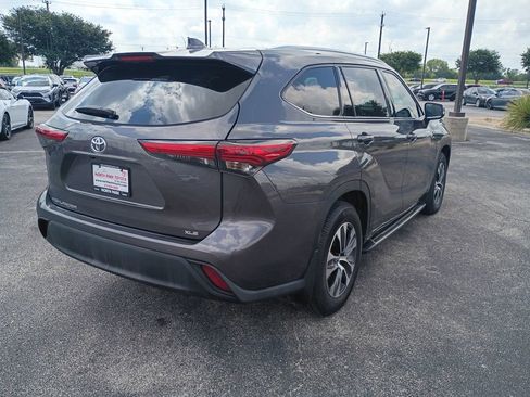 Certified 2021 Toyota Highlander XLE FWD image 6