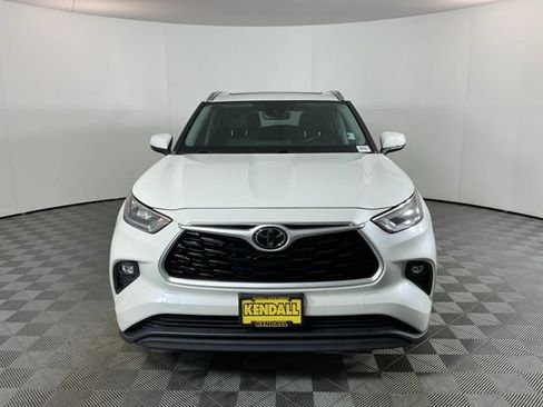 Used 2020 Toyota Highlander XLE AWD/4WD image 2