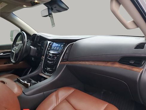 Used 2018 Cadillac Escalade Luxury image 14