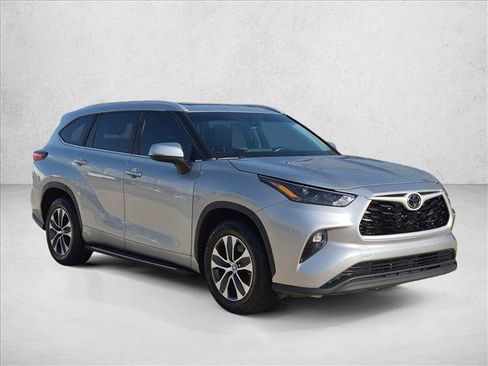 Used 2023 Toyota Highlander XLE FWD image 3