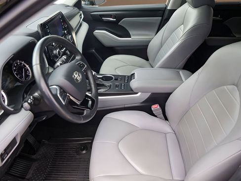 Used 2020 Toyota Highlander XLE AWD/4WD image 9