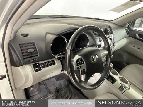 Used 2013 Toyota Highlander SE FWD image 31