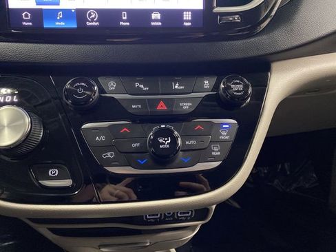 Used 2022 Chrysler Pacifica Touring-L image 18