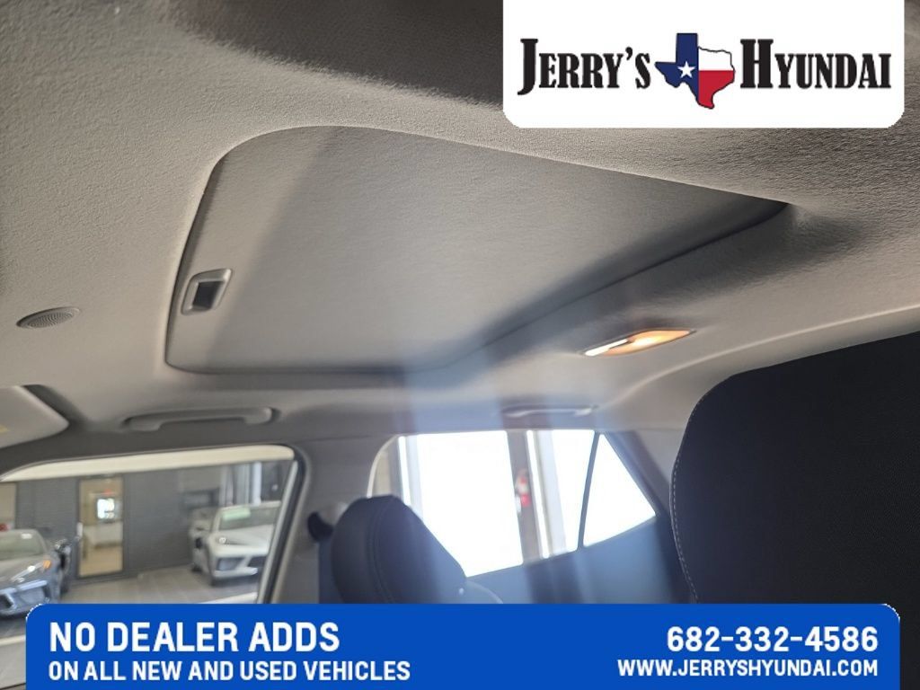 Used 2022 Hyundai Venue SEL FWD image 9
