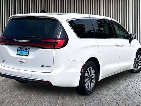 Used 2023 Chrysler Pacifica Touring-L FWD image 13
