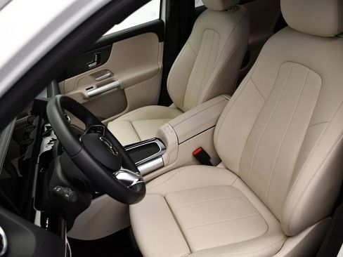 Used 2025 Mercedes-Benz GLA 250 4MATIC image 39