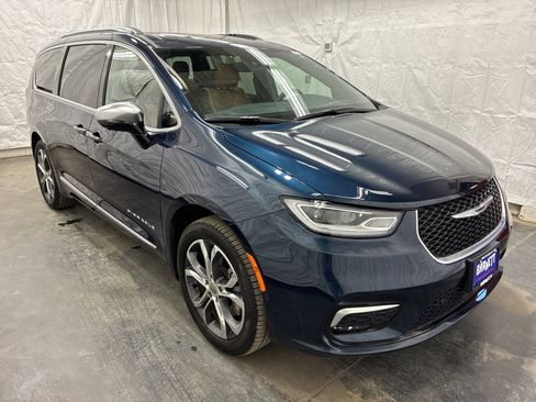 Certified 2025 Chrysler Pacifica Pinnacle w/ Trailer Tow Group AWD/4WD image 4
