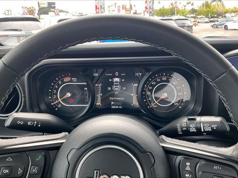 Used 2025 Jeep Wrangler Unlimited Rubicon AWD/4WD image 16
