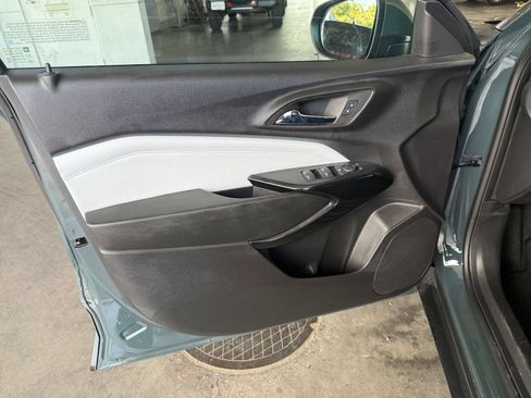 Used 2025 Chevrolet Trax LT FWD image 18