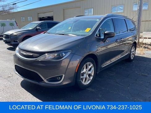 Used 2018 Chrysler Pacifica Touring-L Plus w/ Tire & Wheel Group image 1