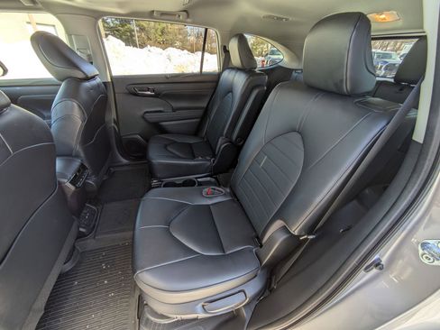 Used 2023 Toyota Highlander XLE image 20