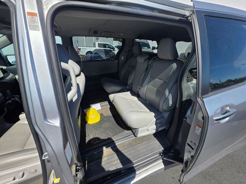 Used 2018 Toyota Sienna XLE FWD image 13