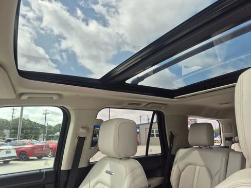 Used 2018 Ford Expedition Platinum RWD image 19