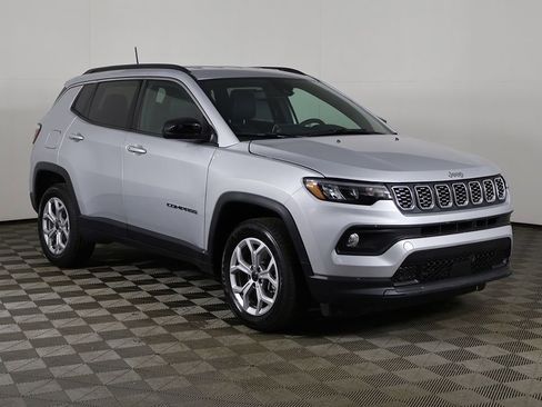 Used 2025 Jeep Compass Latitude AWD/4WD image 2