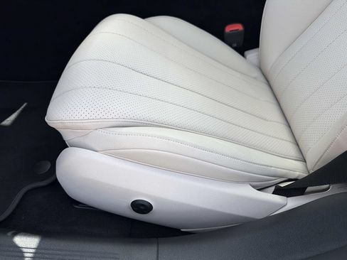 Used 2025 Mercedes-Benz E 350 4MATIC Sedan image 17
