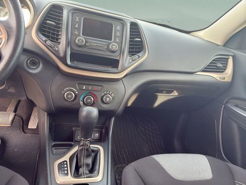 Used 2016 Jeep Cherokee Sport image 18