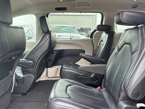 Used 2023 Chrysler Pacifica Touring-L FWD image 11