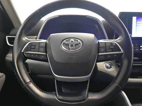 Used 2023 Toyota Highlander XLE AWD/4WD image 11