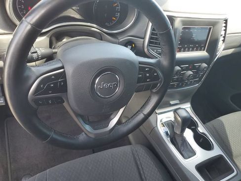 Used 2019 Jeep Grand Cherokee Laredo w/ Security & Convenience Group AWD/4WD image 12
