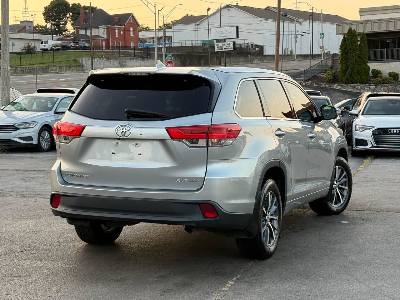 Used 2017 Toyota Highlander XLE AWD/4WD image 2